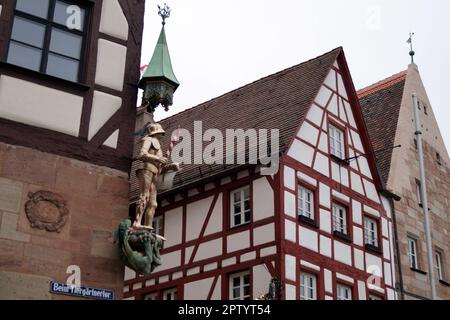 Saint George en lamant le dragon, figure d'angle à la Pilatushaus, ville historique à colombages gothique tardif dans la vieille ville de Nuremberg Banque D'Images