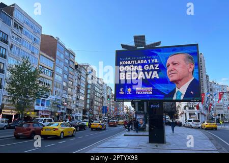 Istanbul, Turquie. 28th avril 2023. Une affiche électorale du président turc Recep Tayyip Erdogan dans le district de Sisli à Istanbul promet aux ménages de libérer du gaz pendant un an. Le président turc Erdogan poursuit sa campagne électorale sur une base limitée après avoir été malade. Crédit : Anne Pollmann/dpa/Alay Live News Banque D'Images