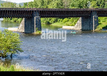 Pocono Mountains Poconos Pennsylvania, Delaware River Water, Lackawaxen, Roebling Aqueduct Bridge, pont, pont, pont, liaison, connexion, les visiteurs voyage tou Banque D'Images