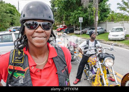 Miami Florida, Coconut Grove Goombay Festival, Black African Motorcycle Club membre, femme tenue féminine, Banque D'Images