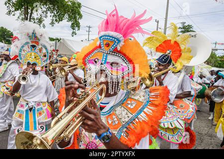 Miami Florida,Coconut Grove,festival Goombay,événement de célébration communauté bahamienne quartier,Black African man hommes costumes de sexe masculin regalia,Ban Banque D'Images