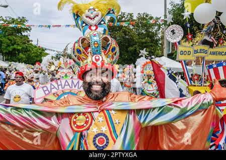 Miami Florida,Coconut Grove,festival Goombay,événement de célébration communauté bahamienne quartier,Black African man costume masculin regalia, Banque D'Images