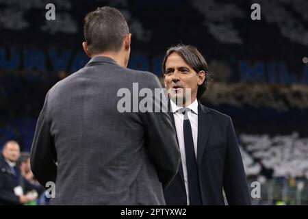 Milan, Italie, 19th avril 2023. Simone Inzaghi l'entraîneur-chef du FC Internazionale se met en présence de Roger Schmidt l'entraîneur-chef du SL Benfica avant de se lancer dans le match de l'UEFA Champions League à Giuseppe Meazza, à Milan. Le crédit photo devrait se lire: Jonathan Moscrop / Sportimage Banque D'Images
