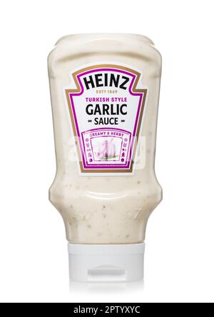 LONDRES, Royaume-Uni - 22 AVRIL 2023 : bouteille de sauce à l'ail de style turc Heinz sur blanc. Banque D'Images