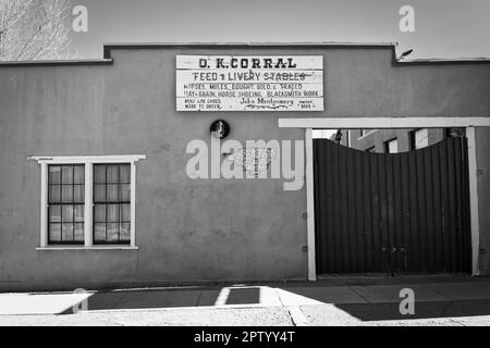 L'avant du O.K. Corral sur East Allen Street, site de la célèbre fusillade au O.K. Corral, dans la vieille ville ouest de Tombstone, Arizona. Banque D'Images