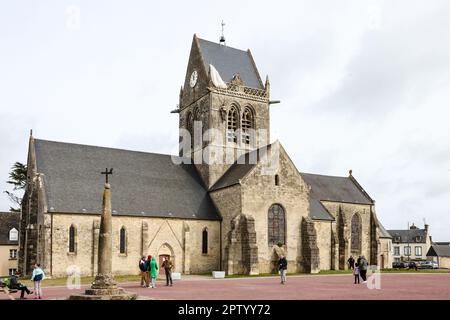 Église,où,pendant,l'opération aérienne américaine,paratrooper,John Steele,John Steele,parachute,attrape,l'église,steeple,et,il,accrocha,leur,prétendant,être,mort,un effigie,Normanquin,de,lui,ainsi,parachute,reste,le,village,de,la,Normandie,France,1944 le,jour,d,de,France,par,l'église,France,France,France,France,France,France,après,le,le,siècle,de,par,siècle,par,l'armée,française,France,par,France,le,le,siècle,siècle,siècle,de,par,France,siècle,par,France,France,France,par,l'église,France, Banque D'Images