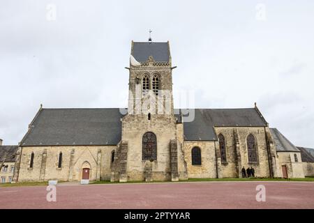 Église,où,pendant,l'opération aérienne américaine,paratrooper,John Steele,John Steele,parachute,attrape,l'église,steeple,et,il,accrocha,leur,prétendant,être,mort,un effigie,Normanquin,de,lui,ainsi,parachute,reste,le,village,de,la,Normandie,France,1944 le,jour,d,de,France,par,l'église,France,France,France,France,France,France,après,le,le,siècle,de,par,siècle,par,l'armée,française,France,par,France,le,le,siècle,siècle,siècle,de,par,France,siècle,par,France,France,France,par,l'église,France, Banque D'Images