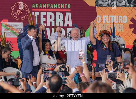 28 avril 2023, Brésil, Brasília : Sonia Guajajara (2nd de l-r), Ministre des affaires autochtones du Brésil, Luiz Inacio Lula da Silva, Président du Brésil, et Joenia Wapichana, Président de Funai, autorité autochtone du Brésil, Sont heureux de la création, récemment approuvée par le gouvernement brésilien, de six aires protégées autochtones. Photo: Allison Sales/dpa Credit: dpa Picture Alliance/Alay Live News Banque D'Images