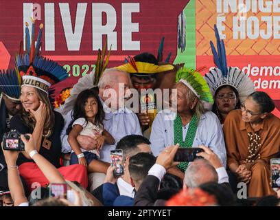 28 avril 2023, Brésil, Brasilia: Luiz Inacio Lula da Silva (M, l), président du Brésil, s'entretient avec le chef Kaiapo Raoni Metuktyre (M, r) après que le gouvernement brésilien a établi six zones protégées autochtones. Photo: Allison Sales/dpa Credit: dpa Picture Alliance/Alay Live News Banque D'Images