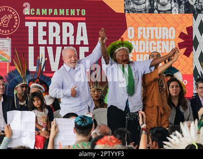 28 avril 2023, Brésil, Brasilia: Luiz Inacio Lula da Silva (M, l), président du Brésil, se réjouit avec le chef Kaiapo Raoni Metuktyre (M, r) après que le gouvernement brésilien a établi six zones protégées indigènes. Photo: Allison Sales/dpa Credit: dpa Picture Alliance/Alay Live News Banque D'Images