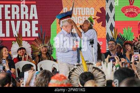 28 avril 2023, Brésil, Brasilia: Luiz Inacio Lula da Silva (l), président du Brésil, est présenté avec une couronne de plumes par le chef Kaiapo Raoni Metuktyre (r). Le gouvernement brésilien de Lula da Silva a annoncé la création de six zones protégées indigènes au camp indigène 'Terra Livre' (Terre libre). Photo: Allison Sales/dpa Credit: dpa Picture Alliance/Alay Live News Banque D'Images