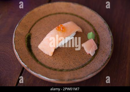 Sushi au saumon avec œufs au gingembre et wasabi Banque D'Images