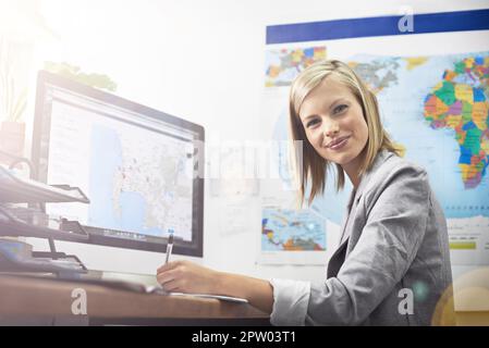 Laissez-moi planifier vos vacances. Portrait court d'une jeune femme agent de voyage travaillant dans son bureau Banque D'Images