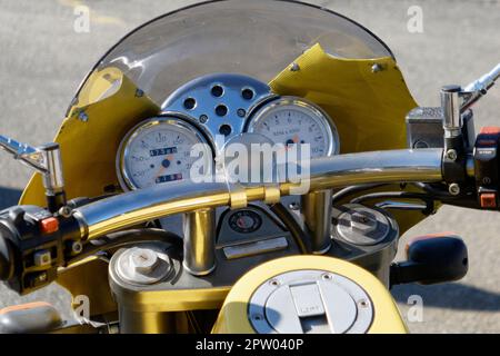 Moto vintage debout sur la route . Gros plan du phare de moto et du compteur de vitesse Banque D'Images