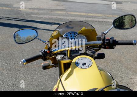 Moto vintage debout sur la route . Gros plan du phare de moto et du compteur de vitesse Banque D'Images