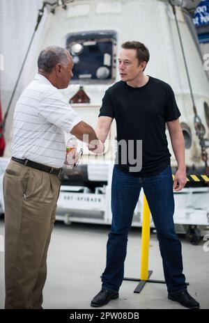 ELON MUSK l'administrateur de la NASA Charles Bolden à gauche félicite l'entrepreneur américain Elon Musk devant le Dragon SpaceX après son lancement réussi en 2012. Photo: NASA Banque D'Images