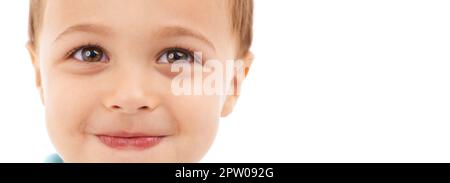 HES a toujours eu le sourire sur son visage. Petit portrait de studio d'un jeune garçon mignon isolé sur blanc Banque D'Images