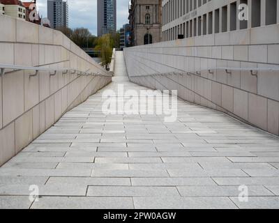 Passerelle en dalles de pierre dans la ville. Paysage urbain. Banque D'Images