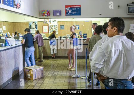 Miami Beach Florida, bureau de poste américain, file d'attente longue, clients en attente, comptoirs, Banque D'Images