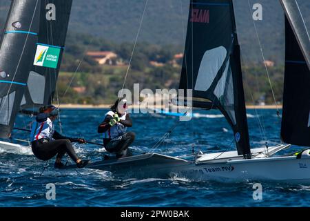 Hyères, France. 25th avril 2023. L'équipe italienne est en compétition dans la catégorie FX au cours du jour 2 de la semaine olympique française 2023. La semaine olympique française 2023 aura lieu à Hyères-les-Palmiers du 23 au 30 avril 2023 et réunira les meilleurs spécialistes du monde en voile pour les futurs Jeux Olympiques de Paris 2024. (Photo de Laurent Coust/SOPA Images/Sipa USA) crédit: SIPA USA/Alay Live News Banque D'Images