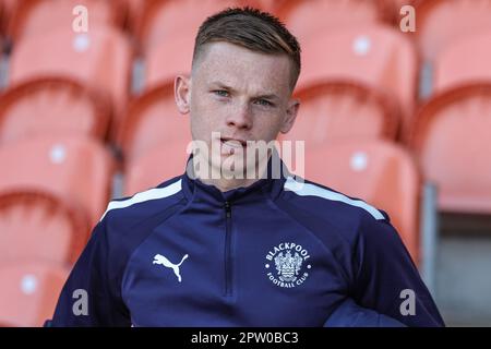 Blackpool, Royaume-Uni. 28th avril 2023. Andy Lyons #24 de Blackpool arrive lors du match de championnat Sky Bet Blackpool vs Millwall à Bloomfield Road, Blackpool, Royaume-Uni, 28th avril 2023 (photo de Mark Cosgrove/News Images) à Blackpool, Royaume-Uni, le 4/28/2023. (Photo de Mark Cosgrove/News Images/Sipa USA) crédit: SIPA USA/Alay Live News Banque D'Images