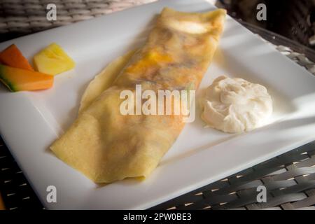 Crêpe farcie mystère à la ricotta et aux fruits Banque D'Images