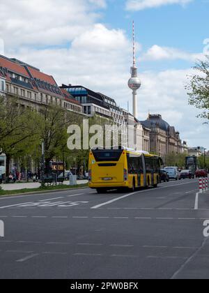 Magnifique paysage urbain du centre-ville de Berlin, en Allemagne, avec un détail d'une tour de télévision appelée Fernsehturm. Gros plan. Banque D'Images