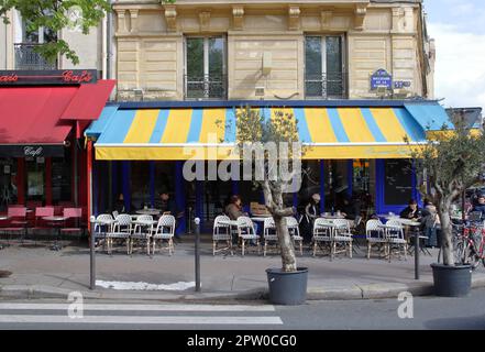 Vue d'angle d'un restaurant-bar typiquement parisien situé sur le boulevard de la Bastille dans le 12th arrondissement de Paris France Banque D'Images