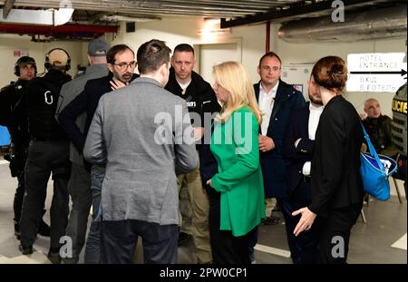 Kiev, Ukraine. 28th avril 2023. Le président tchèque Petr Pavel (non vu) et son homologue slovaque Zuzana Caputova (blazer vert), ainsi que d'autres invités, se rendent à l'abri de l'hôtel d'un garage souterrain en raison d'une alerte de raid aérien, 28 avril 2023, à Kiev. Le président tchèque Pavel et le président slovaque Zuzana Caputova sont arrivés en Ukraine le matin de 28 avril. Leur ordre du jour est, entre autres choses, une rencontre avec le président ukrainien Volodymyr Zelenskiy et une visite de certains des sites considérés comme des symboles des crimes de guerre russes. Crédit: Karel Capek/CTK photo/Alay Live News Banque D'Images