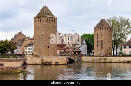 Paysage au bord de l'eau autour des ponts-Couverts à Strasbourg, une ville de la région Alsace en France Banque D'Images