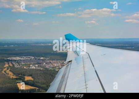 Départ de l'aéroport de Francfort-sur-le-main en Allemagne, en regardant vers l'aile de l'avion et la région de Francfort peu après le décollage Banque D'Images