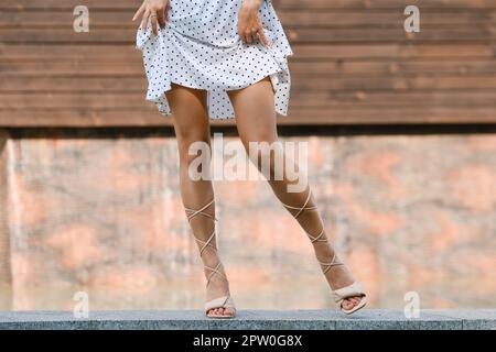 De belles jambes de femme dansant à l'extérieur, étirez la jambe sur le côté Banque D'Images