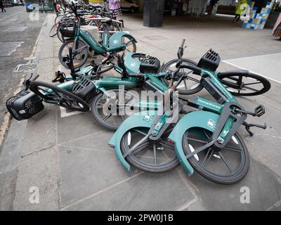 Londres, Royaume-Uni. 20 février 2023. Un vélo de location électrique vert foncé HumanForest est vu mal garé et obstruant un trottoir dans le centre de Londres. Cet événement met en évidence les défis de stationnement auxquels sont confrontés les systèmes de vélos électriques sans quai dans la capitale, où les cycles incorrectement abandonnés peuvent gêner les piétons, en particulier ceux qui ont des problèmes de mobilité ou des déficiences visuelles. Plus tard en 2023, la société a rebaptisé simplement Forest et a introduit une vérification plus stricte du stationnement compatible avec l'IA via son application pour s'assurer que les utilisateurs terminent leurs manèges dans des « baies vertes » désignées Banque D'Images