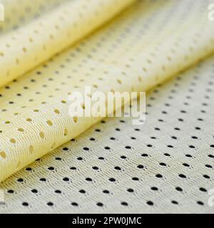 Maille Jaune sport wear textile tissu motif de fond. Couleur jaune maillot de football tissu de vêtements de sport de texture. Poreux perméable à l'porifero Banque D'Images