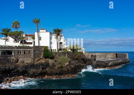 Quai d'une ville touristique populaire Puerto de la Cruz sur l'île de Tenerife, îles Canaries. Espagne. Banque D'Images