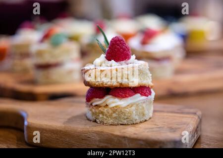 Belles mini éponges Victoria, fruits frais de framboises remplis de crème au beurre et de fruits Banque D'Images