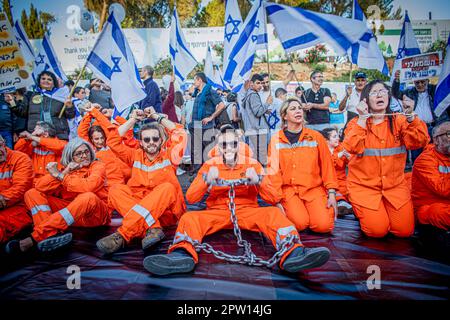 Jérusalem, Israël. 27th avril 2023. Les partisans de la réforme vêtus d'uniformes de détenus lors de la manifestation pro de la réforme. Les Israéliens en faveur de la réforme judiciaire qui divise le gouvernement ont pris part à une manifestation devant la Knesset à Jérusalem, dans la plus grande manifestation de droite du pays depuis près de deux décennies. Crédit : SOPA Images Limited/Alamy Live News Banque D'Images
