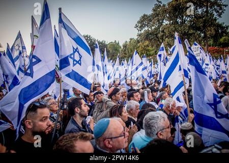Jérusalem, Israël. 27th avril 2023. Les partisans de la réforme israélienne brandit leur drapeau national, lors de la manifestation pro-réforme. Les Israéliens en faveur de la réforme judiciaire qui divise le gouvernement ont pris part à une manifestation devant la Knesset à Jérusalem, dans la plus grande manifestation de droite du pays depuis près de deux décennies. Crédit : SOPA Images Limited/Alamy Live News Banque D'Images