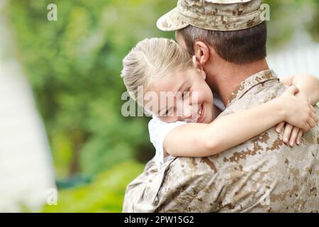 Daddys petite fille. Un père de retour de l'armée embrassant sa fille qui sourit et embrasse son père Banque D'Images