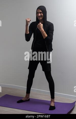 Portrait pleine grandeur d'actifs, sportifs, sportifs, attrayants, confiants, le gars concentré fait des exercices Banque D'Images