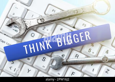 Affichage de signe penser plus grand, concept signifiant être en mesure de rêver et de visualiser ce que vous pouvez réaliser Banque D'Images