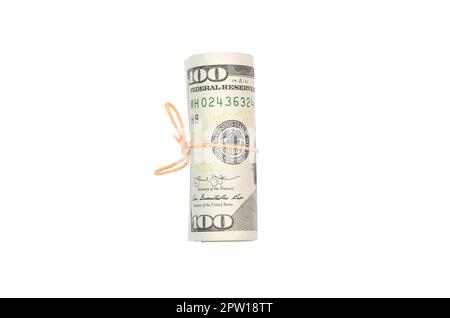 US dollars enroulé et serré avec band isolé sur fond blanc. L'argent américain Banque D'Images