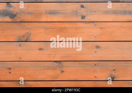 Arrière-plan de bois vernis extérieur de la cabine. Grange en bois brun rugueux la surface du grain contexte planche Banque D'Images
