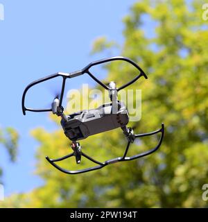 Drone avec photocamera décoller de la terre et voler pour prendre le soir au coucher du soleil photo aérienne des arbres avant Banque D'Images