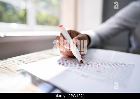 Correction de l'erreur d'orthographe et de grammaire. Script de relecture Banque D'Images