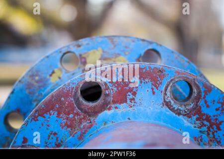 Grande jonction de tuyau d'eau abîmé. Gros plan. Banque D'Images
