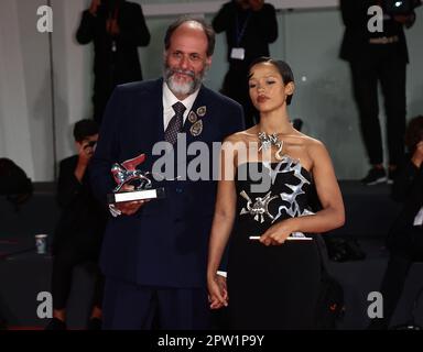 VENISE, ITALIE - SEPTEMBRE 10 : Taylor Russell et Luca Guadagnino posent avec les prix au Festival du film de Venise 79th sur 10 septembre 2022 Banque D'Images