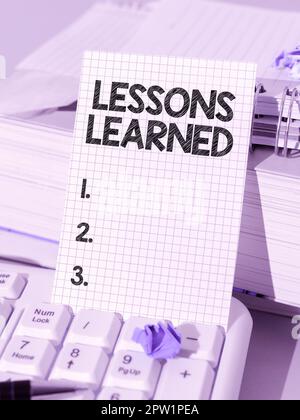 Texte d'écriture leçons apprises, mot écrit sur promouvoir partager et utiliser les connaissances issues de l'expérience Banque D'Images