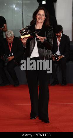 VENISE, ITALIE - SEPTEMBRE 10 : Laura Poitras pose avec le Lion d'or pour le meilleur film pour « toute la beauté et le bain de sang » Banque D'Images