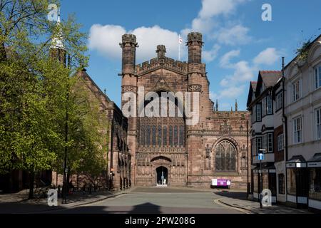 L'avant ouest de la cathédrale de Chester sur St Werburgh Street Chester UK Banque D'Images